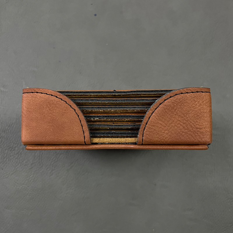 Conjunto de 6 porta-copos quadrados de couro sintético de 4' x 4' com suporte Conjunto de 6 porta-copos quadrados de couro sintético de 4' x 4' com suporte